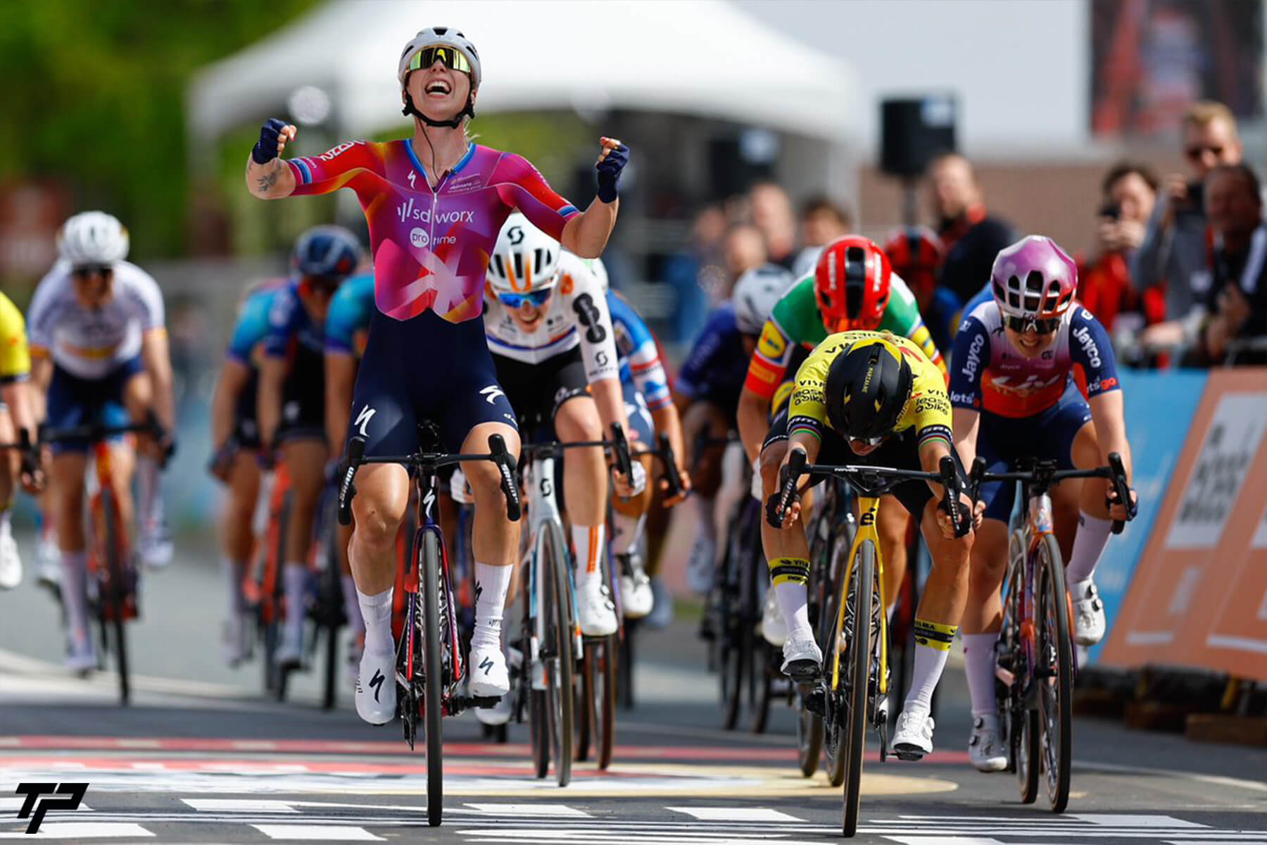 Wiebes celebrates, but Vos wins: incredible at the Amstel Gold Race