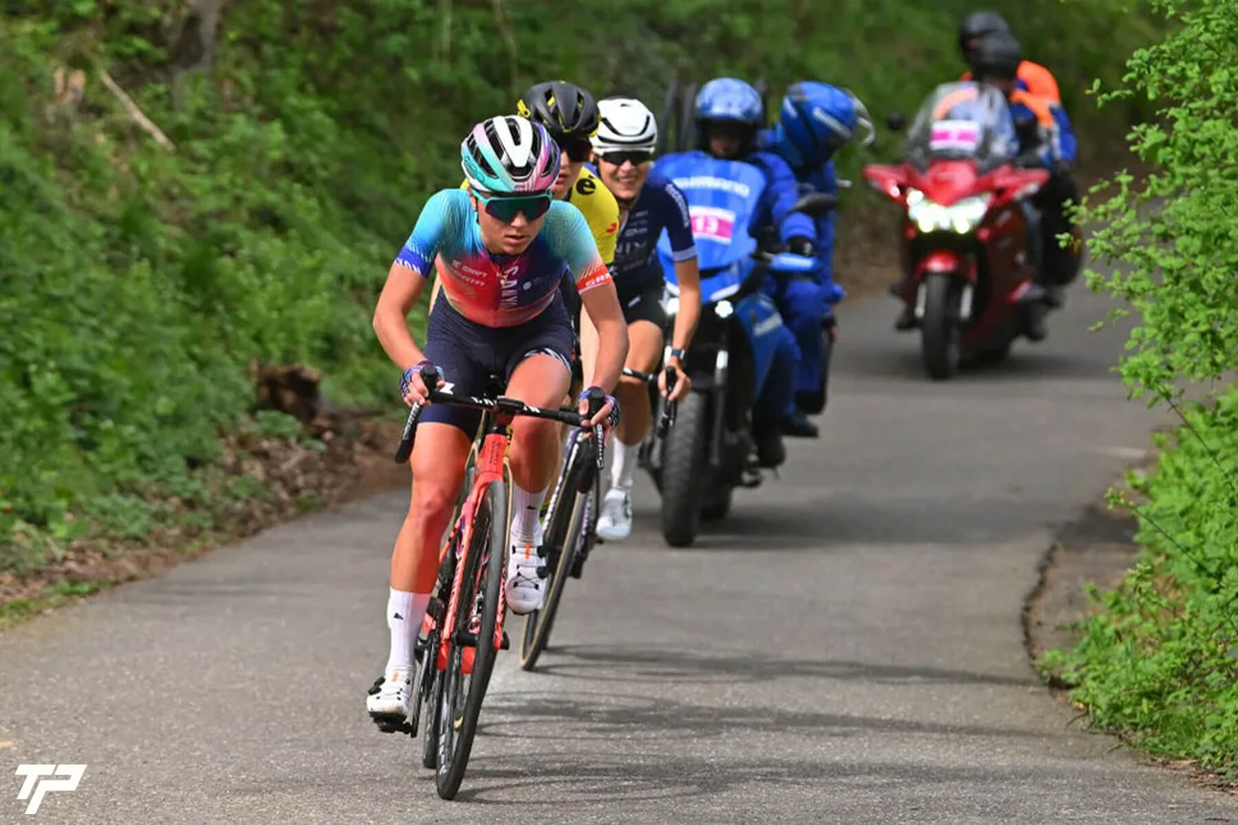 Wiebes celebrates, but Vos wins: incredible at the Amstel Gold Race