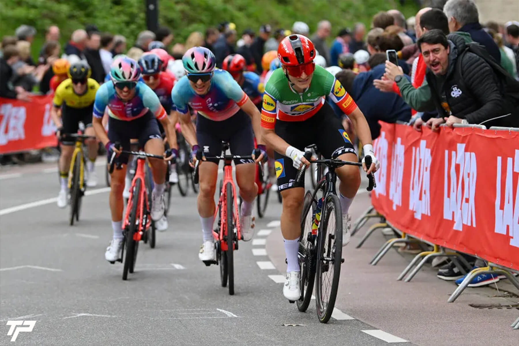 Wiebes celebrates, but Vos wins: incredible at the Amstel Gold Race