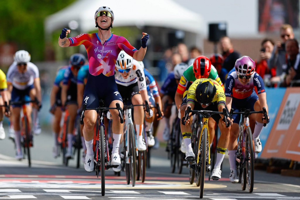 Wiebes celebrates, but Vos wins: incredible at the Amstel Gold Race